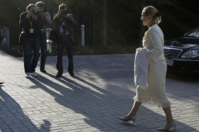 Fotografové v pozoru. Přichází elegantní šéfka rakouské diplomacie.